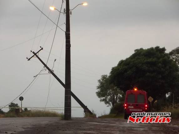 O poste de concreto ficou inclinado próximo 

ao Cemitério Municipal