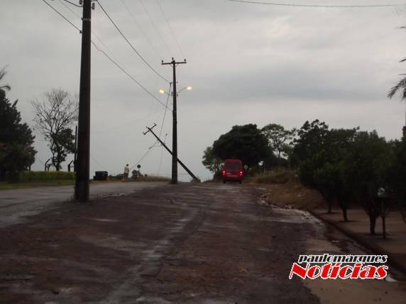 Poste da rede elétrica inclinou com a força do vento em Três de Maio - foto 2