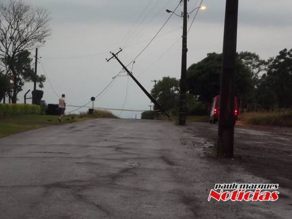 Poste da rede elétrica inclinou com a força do vento em Três de Maio - foto 3