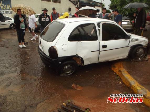Jovem fica ferido depois de bater com automóvel no muro de uma residência em Três
de Maio - foto 2