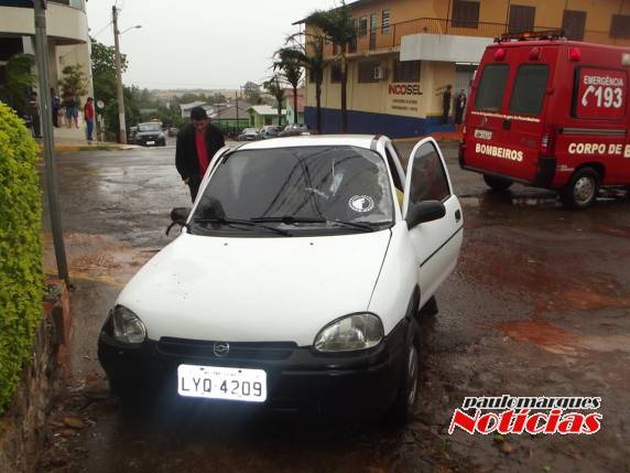 Jovem fica ferido depois de bater com automóvel no muro de uma residência em Três
de Maio - foto 3