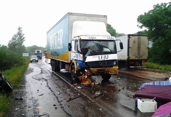 Acidente na ERS 344 envolve
caminhões e caminhonete em Santo Ângelo - foto 3