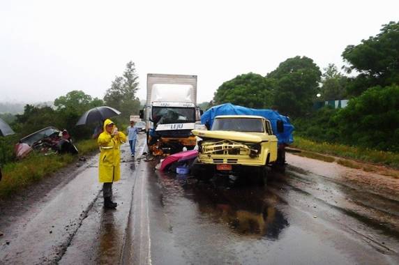 Acidente na ERS 344 envolve
caminhões e caminhonete em Santo Ângelo - foto 2