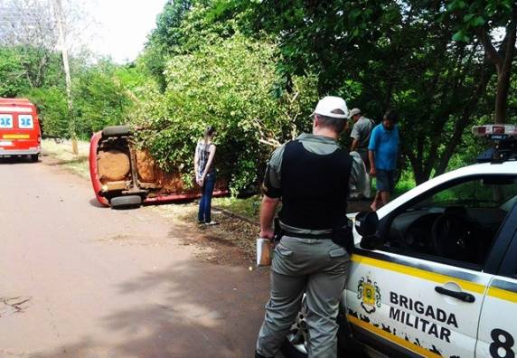 Motorista desvia de cavalo e capota veículo em Santo Ângelo - foto 2