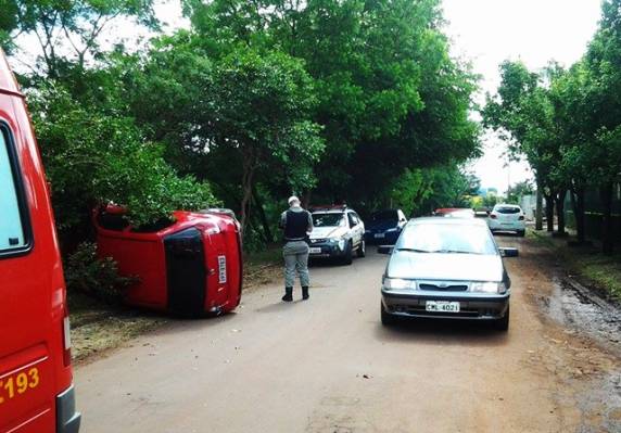 Motorista desvia de cavalo e capota veículo em Santo Ângelo - foto 3