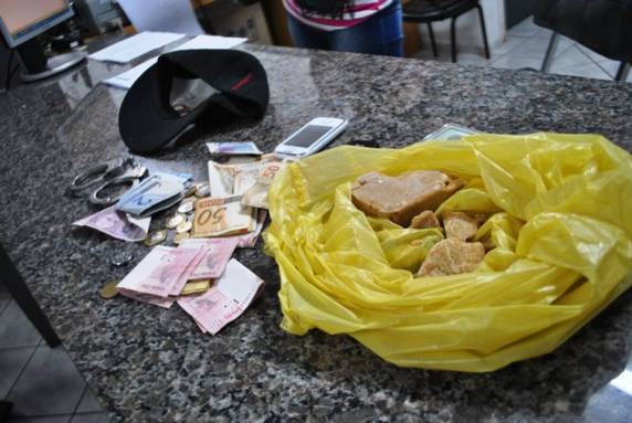 Brigada Militar prende quatro pessoas
por tráfico em São Luiz Gonzaga - foto 2