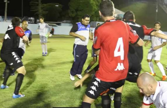Em jogo com grande confusão, Brasil empata com Londrina e avança à final - foto 3