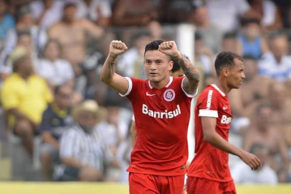 Equipe colorada faz 2 a 1 sobre o Santos, quebra escrita de não bater o time santista no estádio do adversário e volta ao G-4​