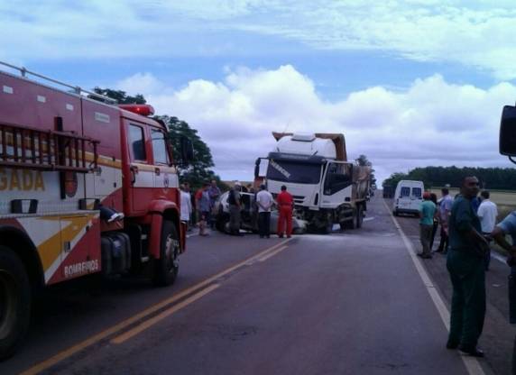 Colisão entre caminhão e veículo mata duas mulheres em
Tapera - foto 3