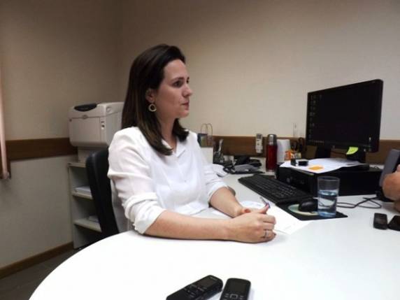 Promotora Bruna Borgmann em coletiva a imprensa