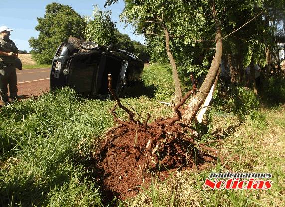 Saída de pista
causa uma morte na BR-472 em Três de Maio - foto 3