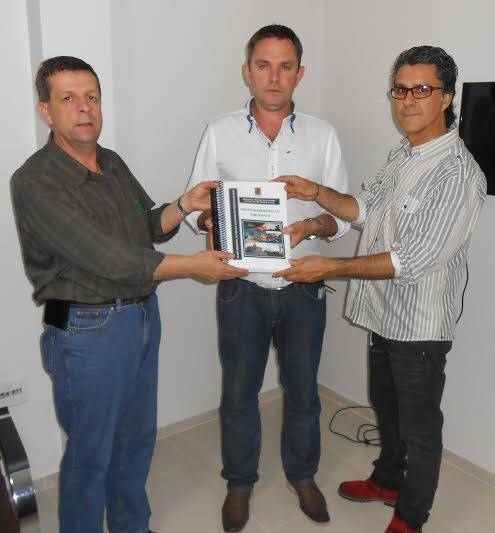 Empresa de
Apoio aos Municípios Formaliza a entrega do Plano Municipal - foto 2