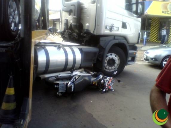 Motociclista fica ferido em colisão contra caminhão - foto 3