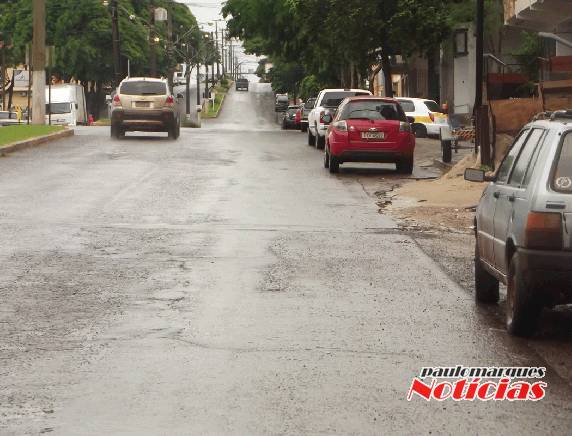 Pedestres reclamam da falta de espaços em calçadas ocupadas por materiais de construção - foto 3