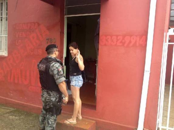 POE prende CHEIROSA DO TRÁFICO no centro de Ijuí - foto 2