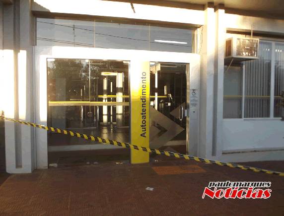 Ladrões usam dinamites na tentativa de explodir caixas eletrônicos do Banco do Brasil de Independência - foto 2