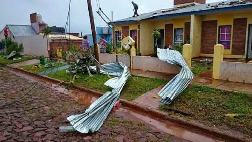 Tornado na cidade argentina de San Vicente deixa cerca de 300 casas danificadas - foto 3