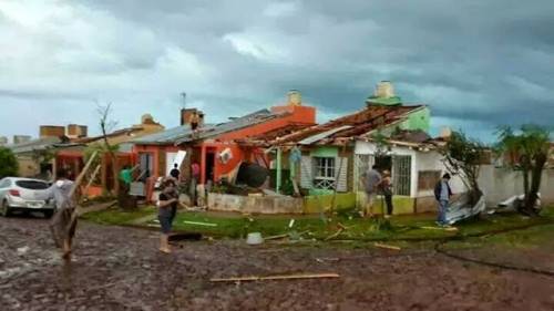 Tornado na cidade argentina de San Vicente deixa cerca de 300 casas danificadas - foto 2