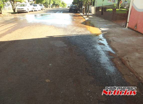 A rede da CORSAN rompeu próximo a AV. Santa Rosa
