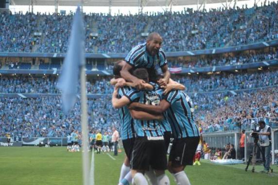 Luan, Ramiro e Alán Ruiz (dois) marcaram para o Grêmio, e Rafael Moura descontou na primeira vitória 

tricolor em clássicos na Arena