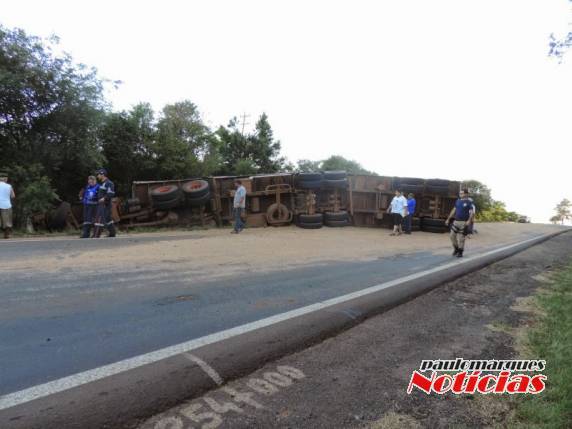 Motorista morre depois de tombar carreta Bitrem na BR-158 - foto 3