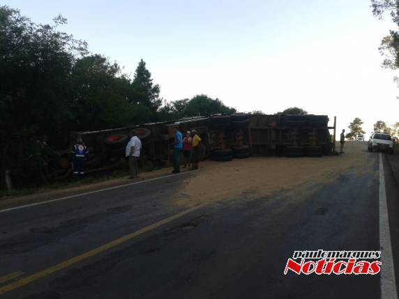 Motorista morre depois de tombar carreta Bitrem na BR-158 - foto 2