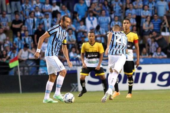 Dudu, Barcos e Ramiro marcaram os gols da vitória 

gremista em Santa Catarina