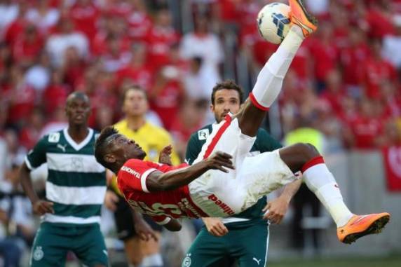 Vitória por 1 a 0 manteve o time colorado vivo na 

briga por uma vaga na Libertadores