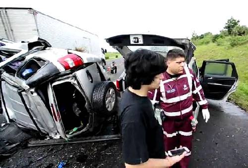 Carro capota, invade pista contrária e motorista morre na Freeway - foto 2