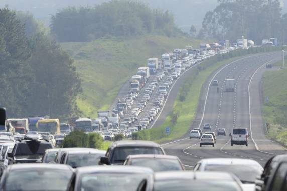 Carro capota, invade pista contrária e motorista morre na Freeway - foto 3