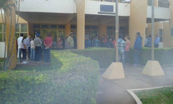 Manifestantes impedem o funcionamento da Prefeitura de Bossoroca - foto 2