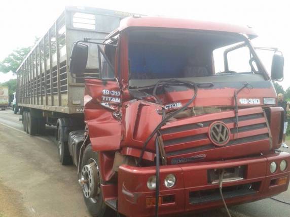 Ônibus pega fogo depois de se envolver em acidente em Carazinho - foto 2