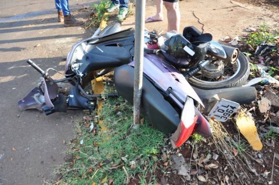 Motociclista é
jogado na calçada após ser atingido por caminhonete - foto 2