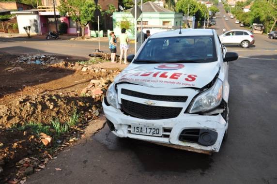 Motociclista é
jogado na calçada após ser atingido por caminhonete - foto 3