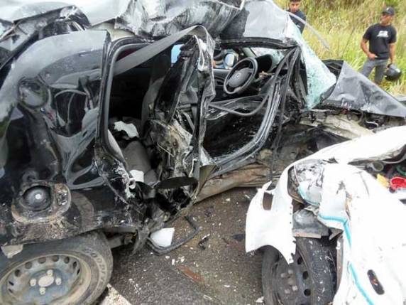 Acidente entre dois carros na BR-101 deixa pelo menos 7 mortos, diz polícia - foto 2