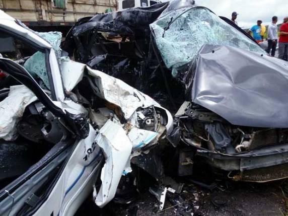 Acidente entre dois carros na BR-101 deixa pelo menos 7 mortos, diz polícia - foto 3
