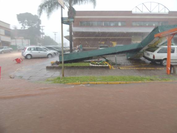 Foram poucos minutos 

de muita chuva e vento forte