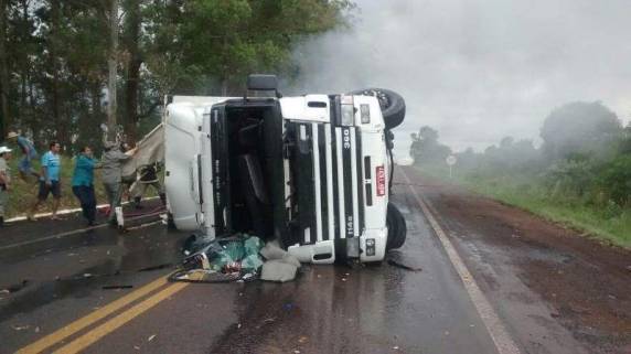 Carreta tomba e pega fogo na BR 285 em Santo Antônio das
Missões - foto 3