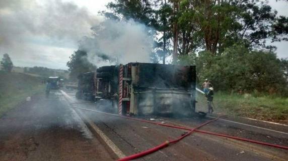 Carreta tomba e pega fogo na BR 285 em Santo Antônio das
Missões - foto 2