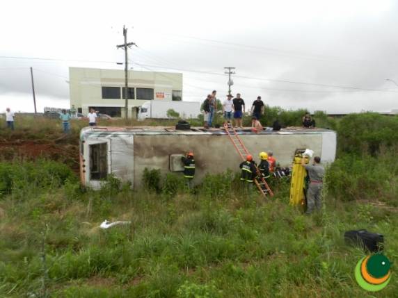 Ônibus tomba e deixa cinco feridos na ERS 324 em Passo Fundo - foto 3