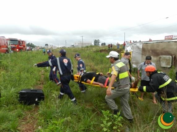 Ônibus tomba e deixa cinco feridos na ERS 324 em Passo Fundo - foto 2