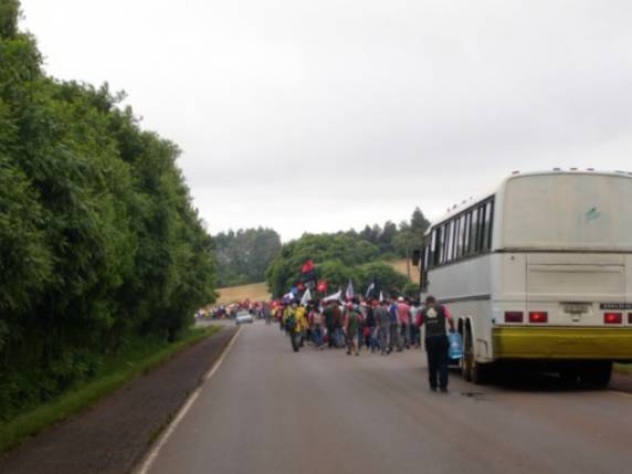 Dois mil jovens participaram do ato que durou 15 minutos neste sábado (22)