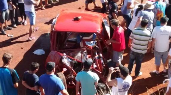 Piloto de km de arrancada perde controle do veículo, sai da pista e capota em São Luiz
Gonzaga - foto 2