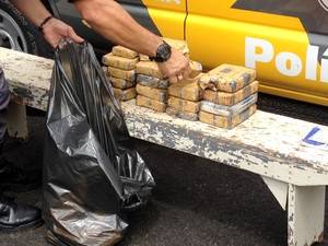 Polícia localiza 15 kg de haxixe em fundo falso de caminhonete - foto 3