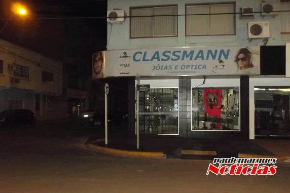 Ladrões quebram vitrine para furtar em relojoaria, no centro de Três de Maio - foto 3