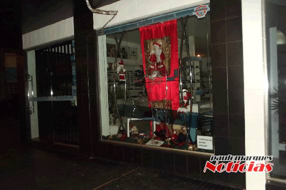 Ladrões quebram vitrine para furtar em relojoaria, no centro de Três de Maio - foto 2