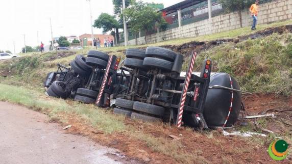 Três pessoas ficam feridas em
acidente na ERS 135 em Passo Fundo - foto 2