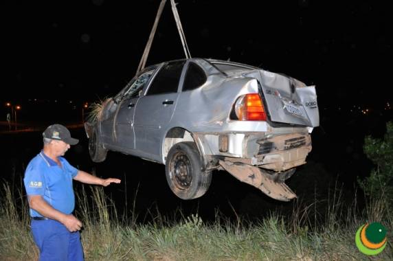 Ladrões capotam dois veículos roubados e saem ilesos em Passo Fundo - foto 2