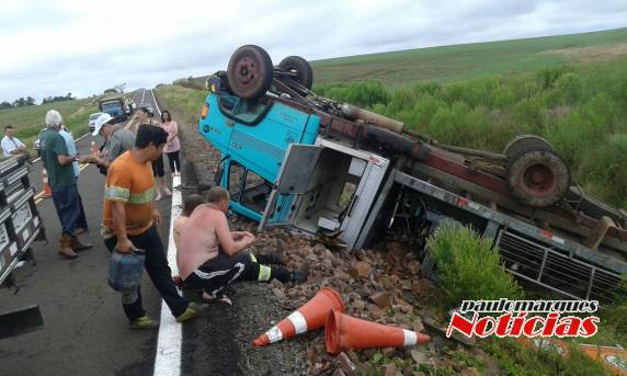 Caminhão tomba com operários que 

faziam sinalização da ERS 541 em Itacurubi - foto 3