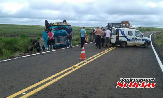 Caminhão tomba com operários que 

faziam sinalização da ERS 541 em Itacurubi - foto 2